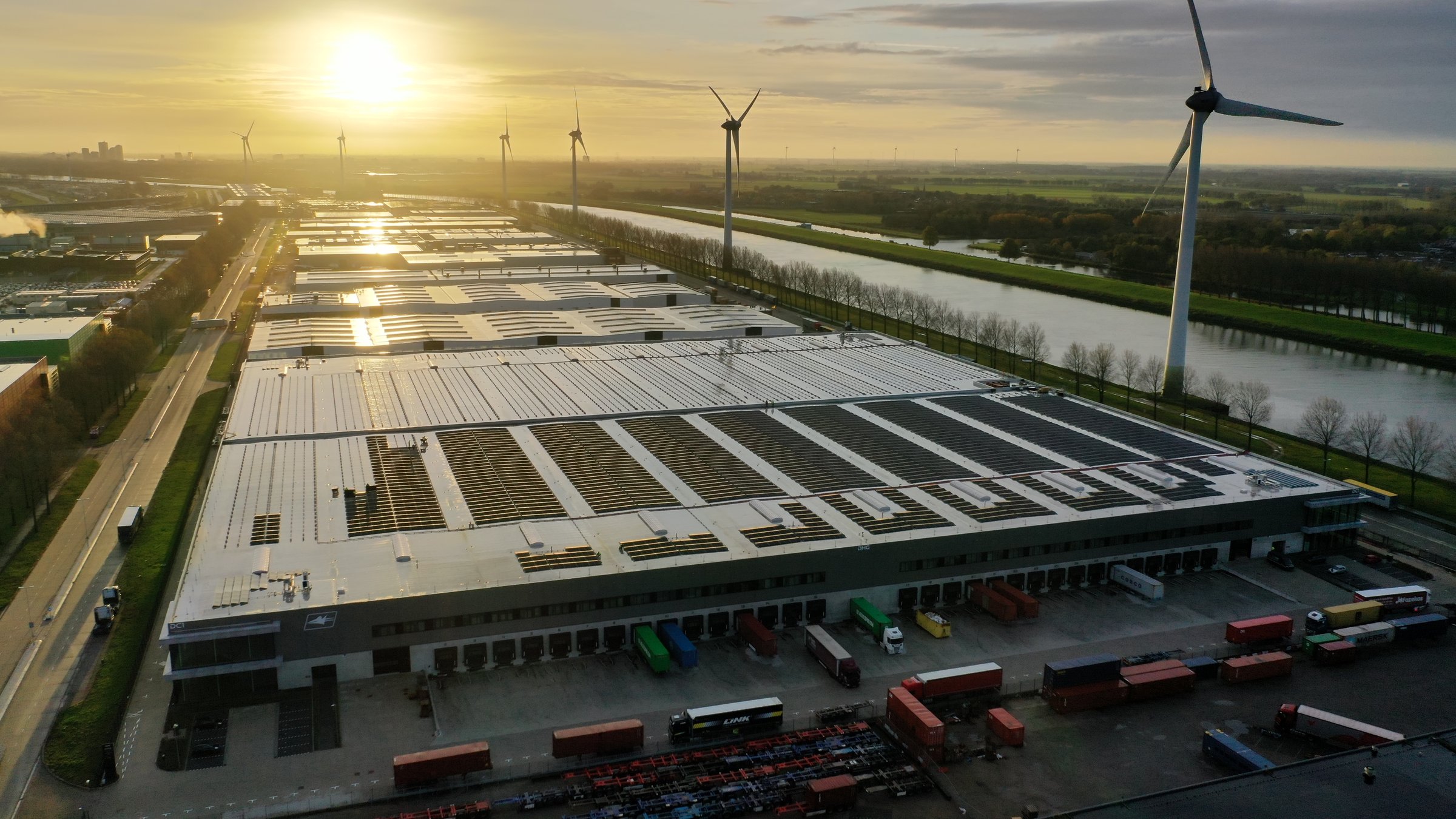 Zakelijke zonnepanelen op smartlog 8 en 9 in Rotterdam