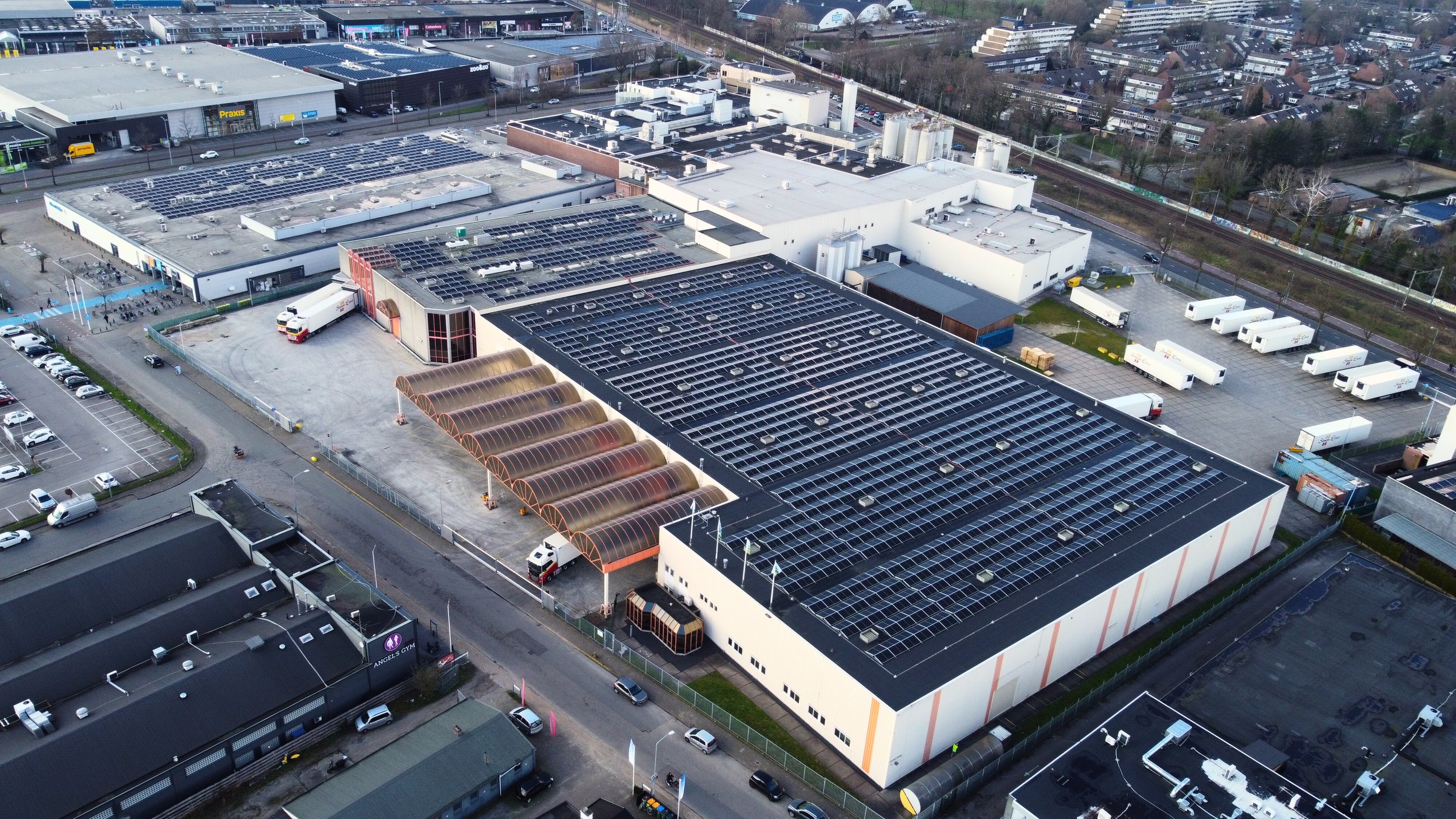 Zakelijke zonnepanelen op het dak van Schroders in Ede