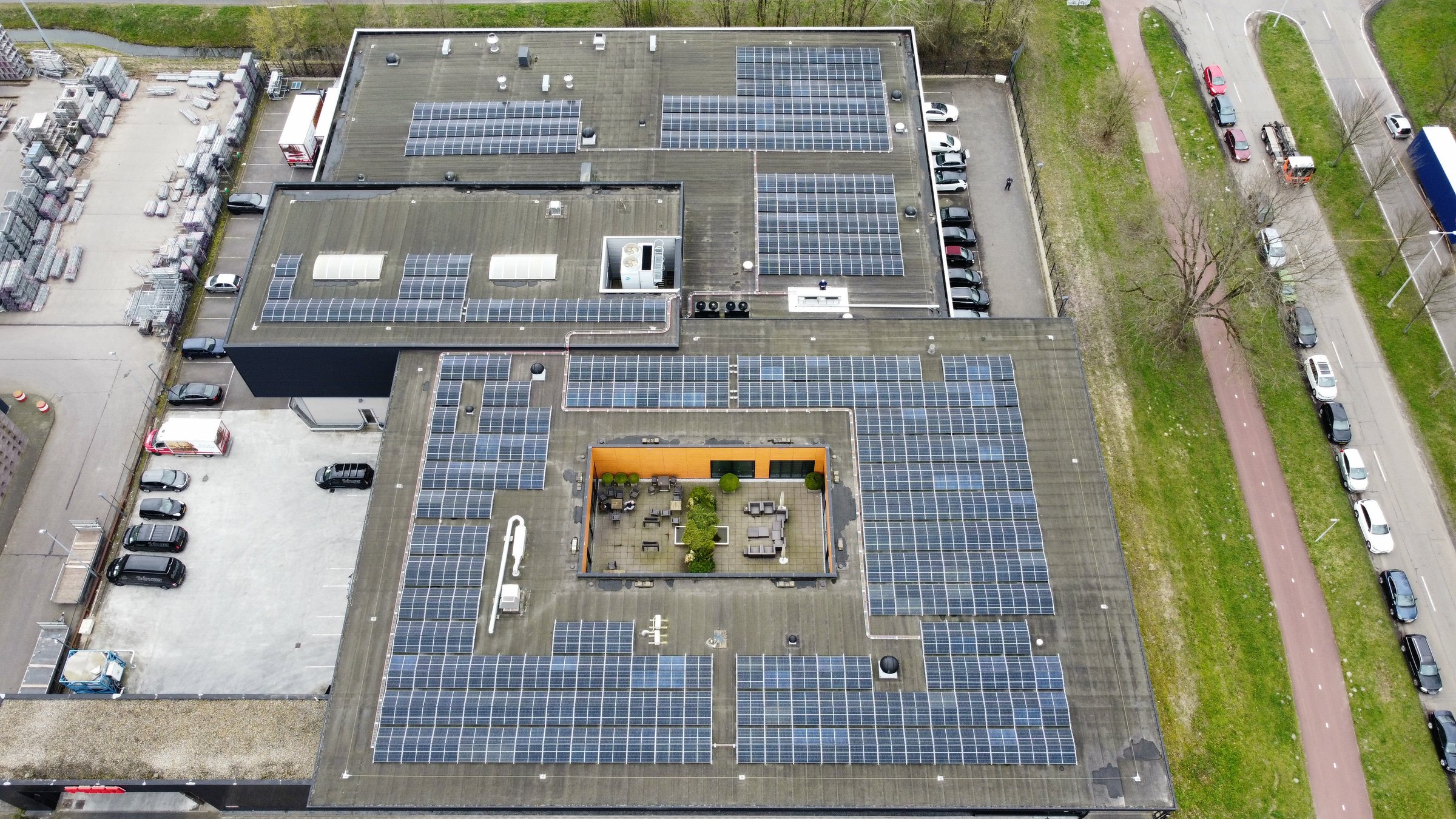 Zakelijke zonnepanelen op het dak van Febo