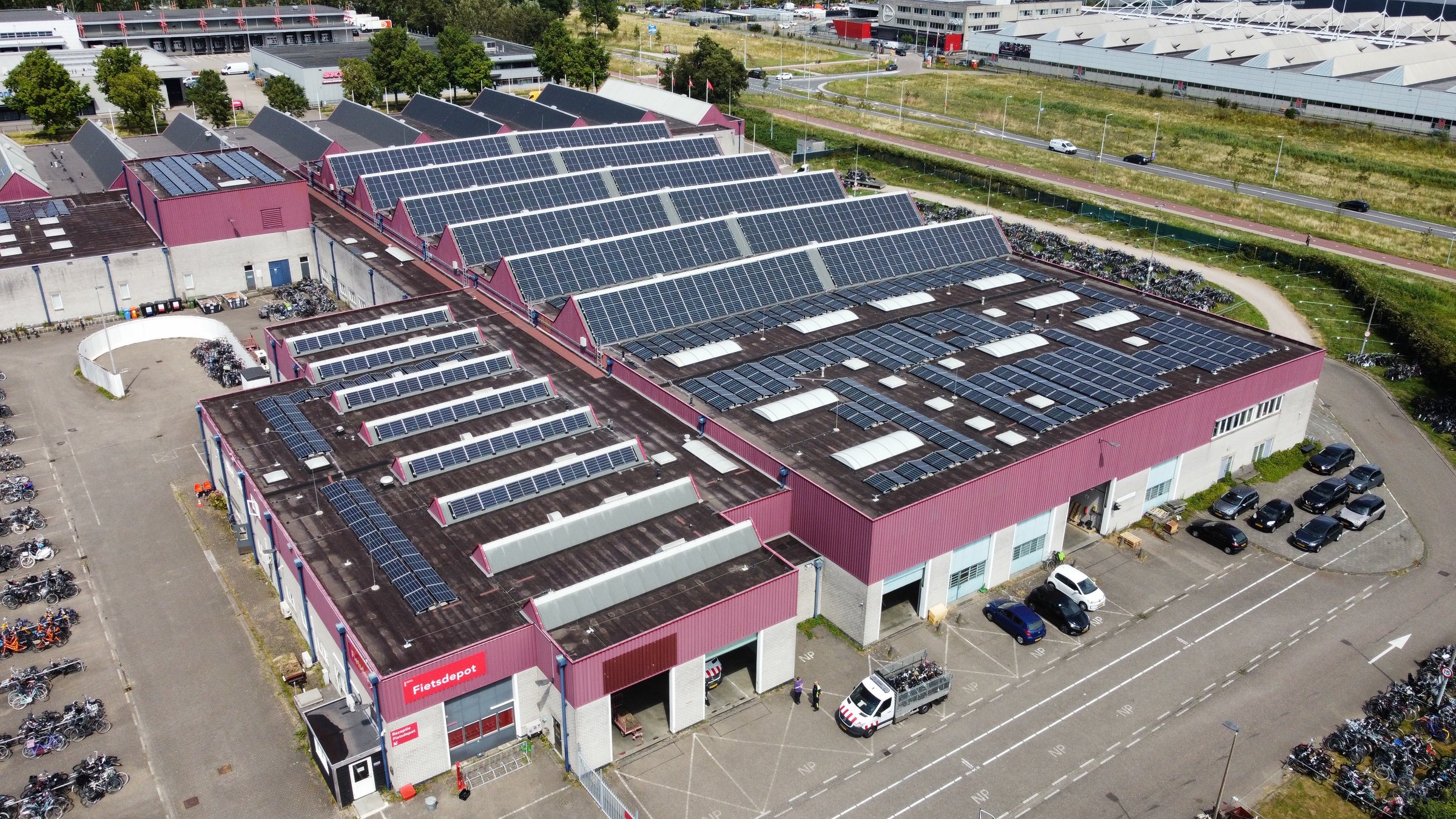 Zakelijke zonnepanelen op het dak van het Fietsdepot Amsterdam