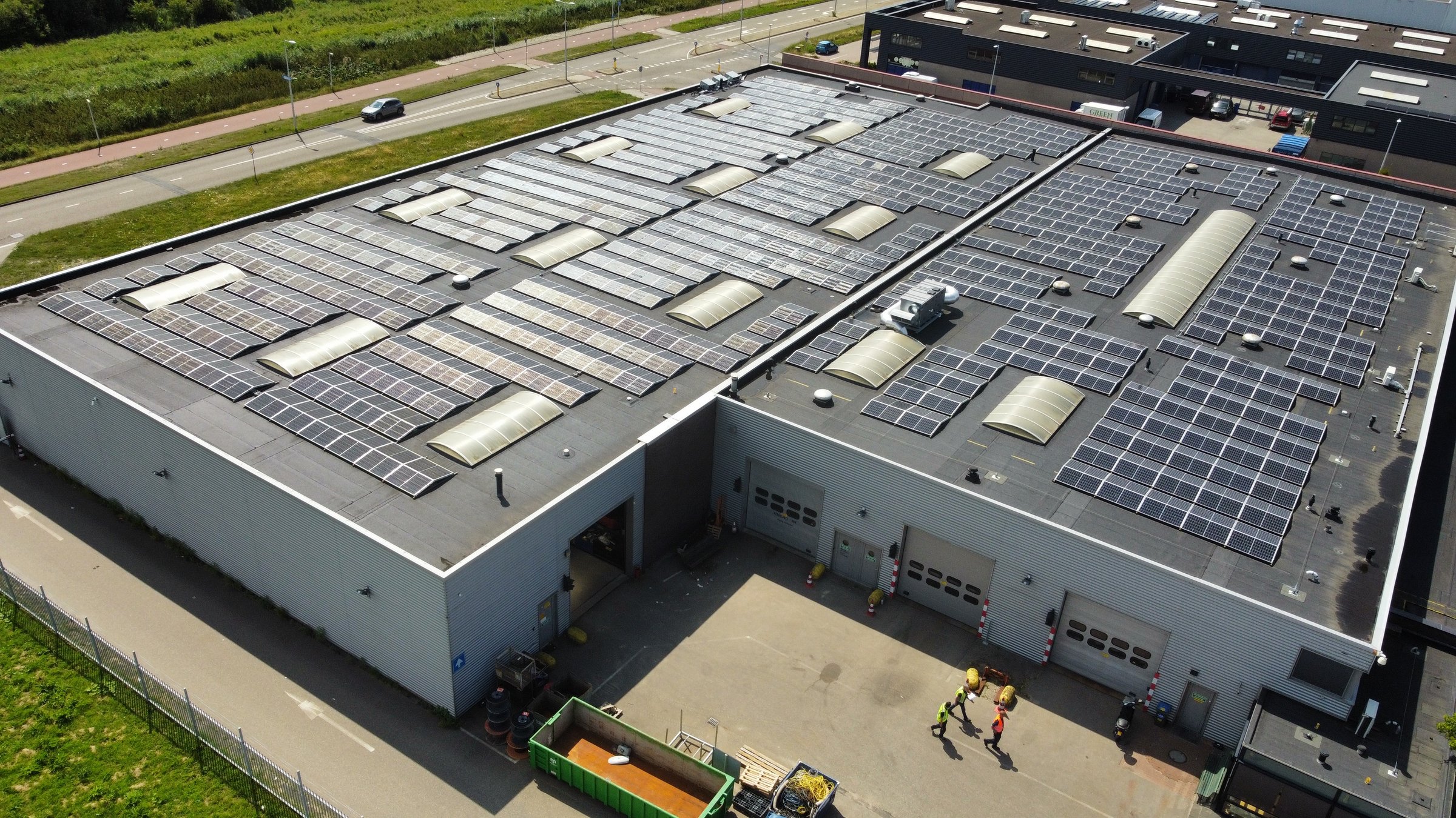 Zakelijke zonnepanelen op het dak van het materiaalbureau Amsterdam